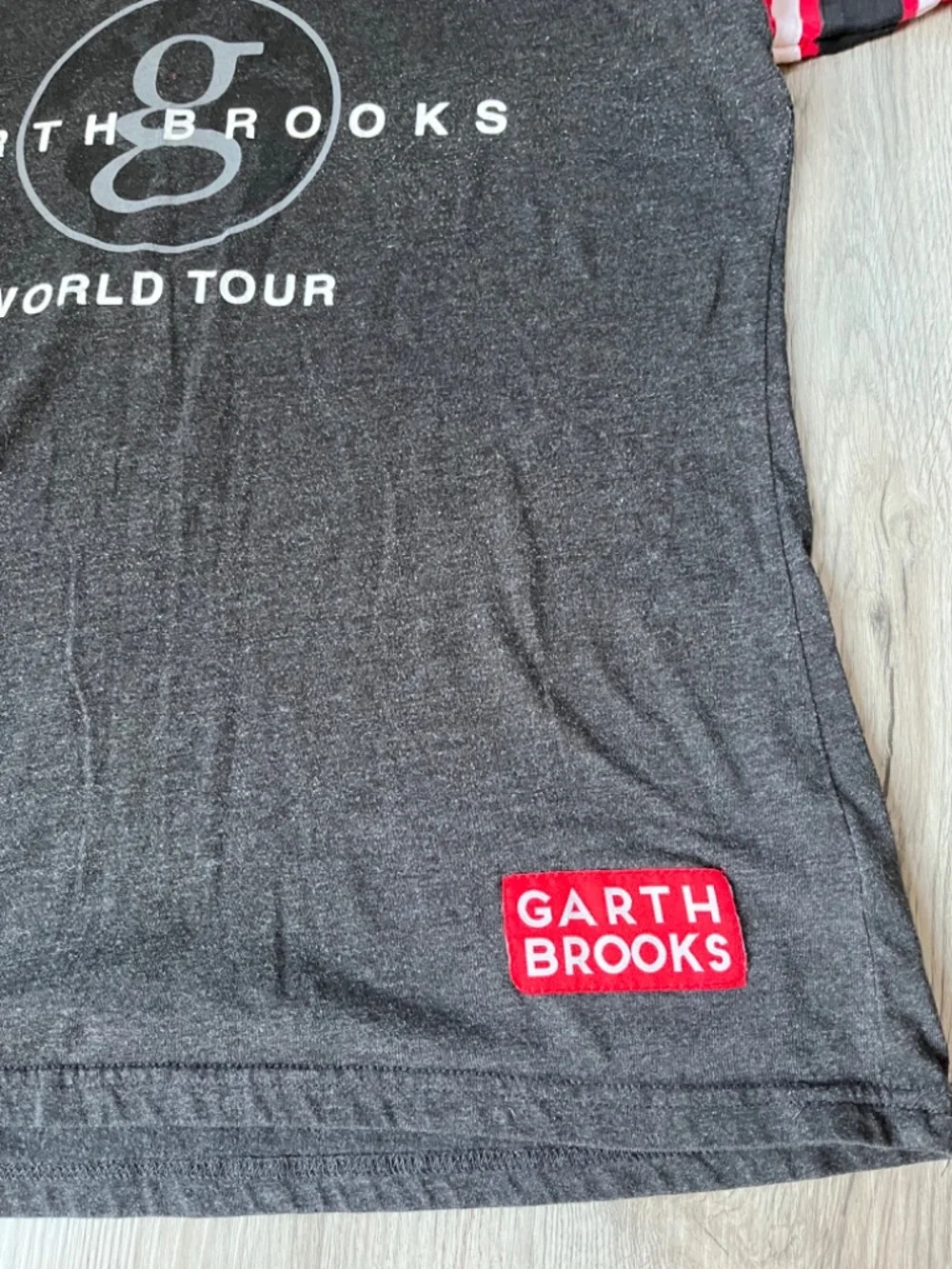Garth Brooks World Tour V-neck Women’s Shirt XL